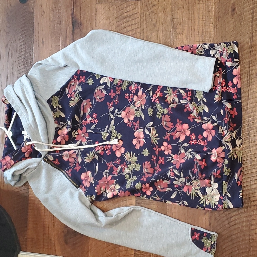 Vanilla Bay Floral Hoodie medium